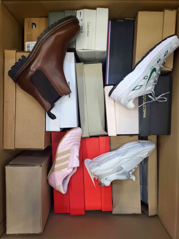 The photo shows a package with footwear in the category BS.
