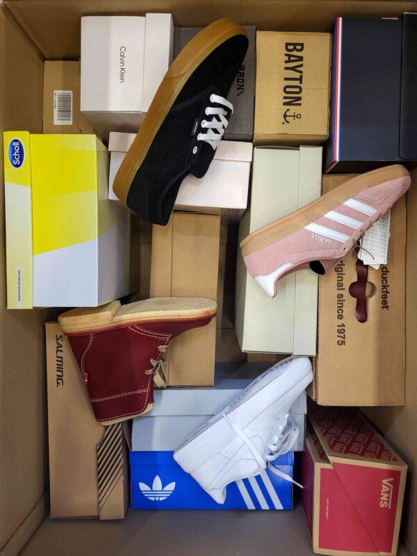 The photo shows a package with footwear in the category BS.