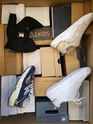 The photo shows a package with footwear in the category BS.