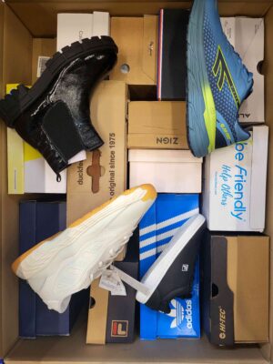 The photo shows a package with footwear in the category BS.
