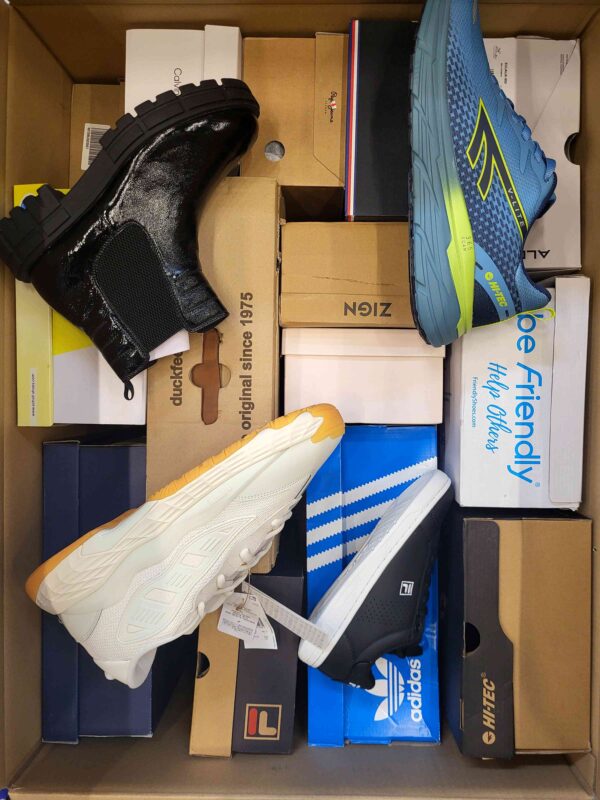 The photo shows a package with footwear in the category BS.