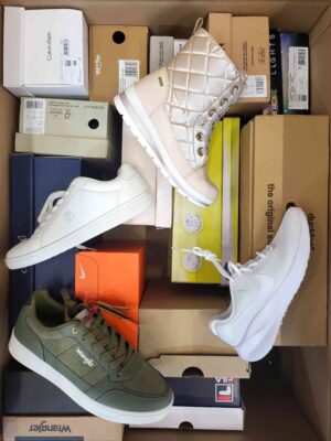 The photo shows a package with footwear in the category BS.