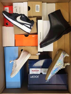 The photo shows a package with footwear in the category BS.