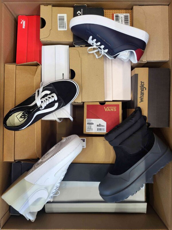 The photo shows a package with footwear in the category BS.