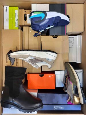 The photo shows a package with footwear in the category BS.