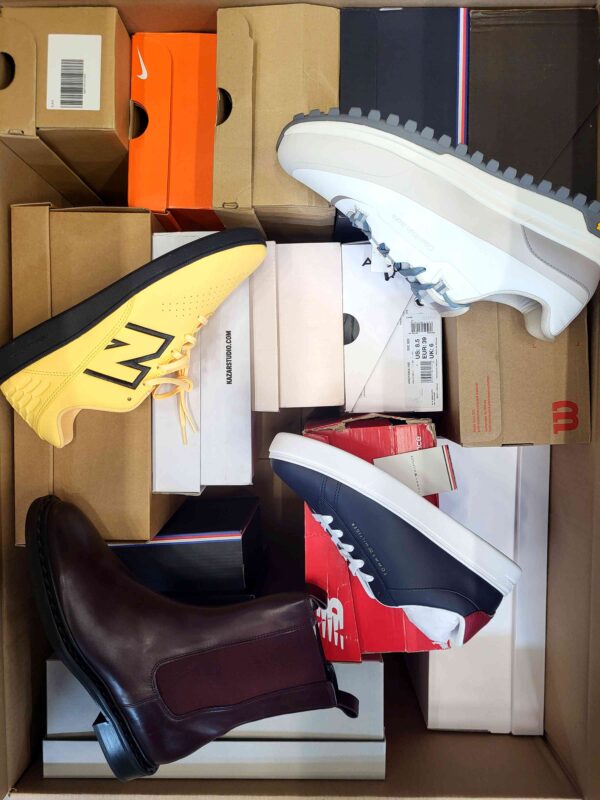 The photo shows a package with footwear in the category BS.