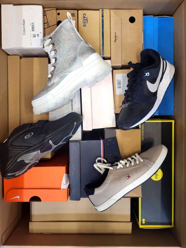 The photo shows a package with footwear in the category BS.