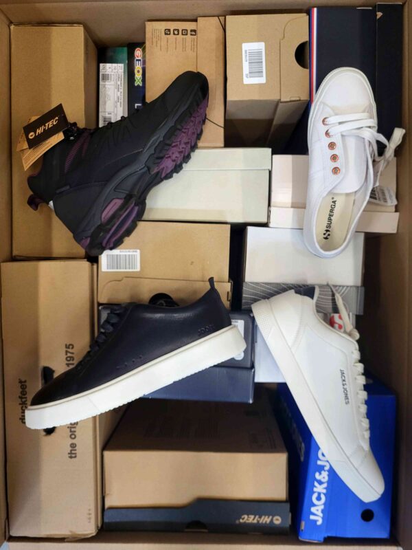 The photo shows a package with footwear in the category BS.