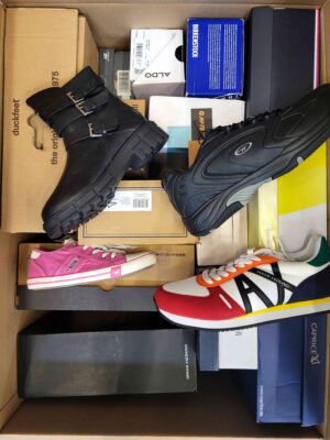 The photo shows a package with footwear in the category BS.