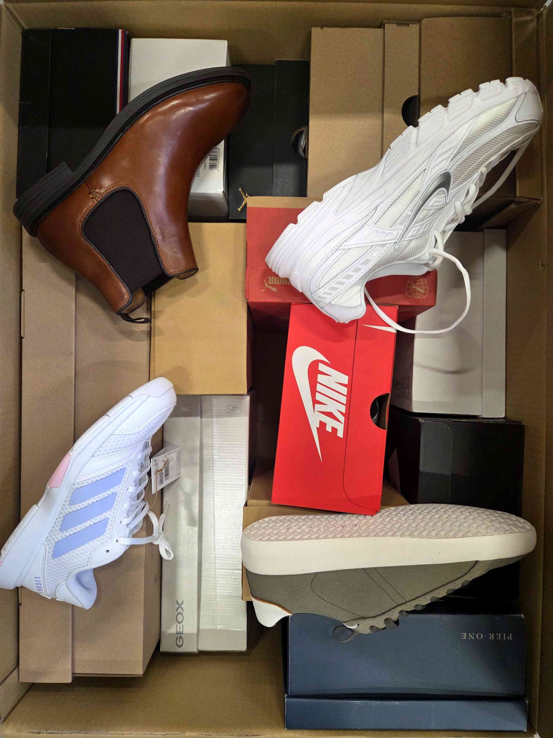 The photo shows a package with footwear in the category BS.