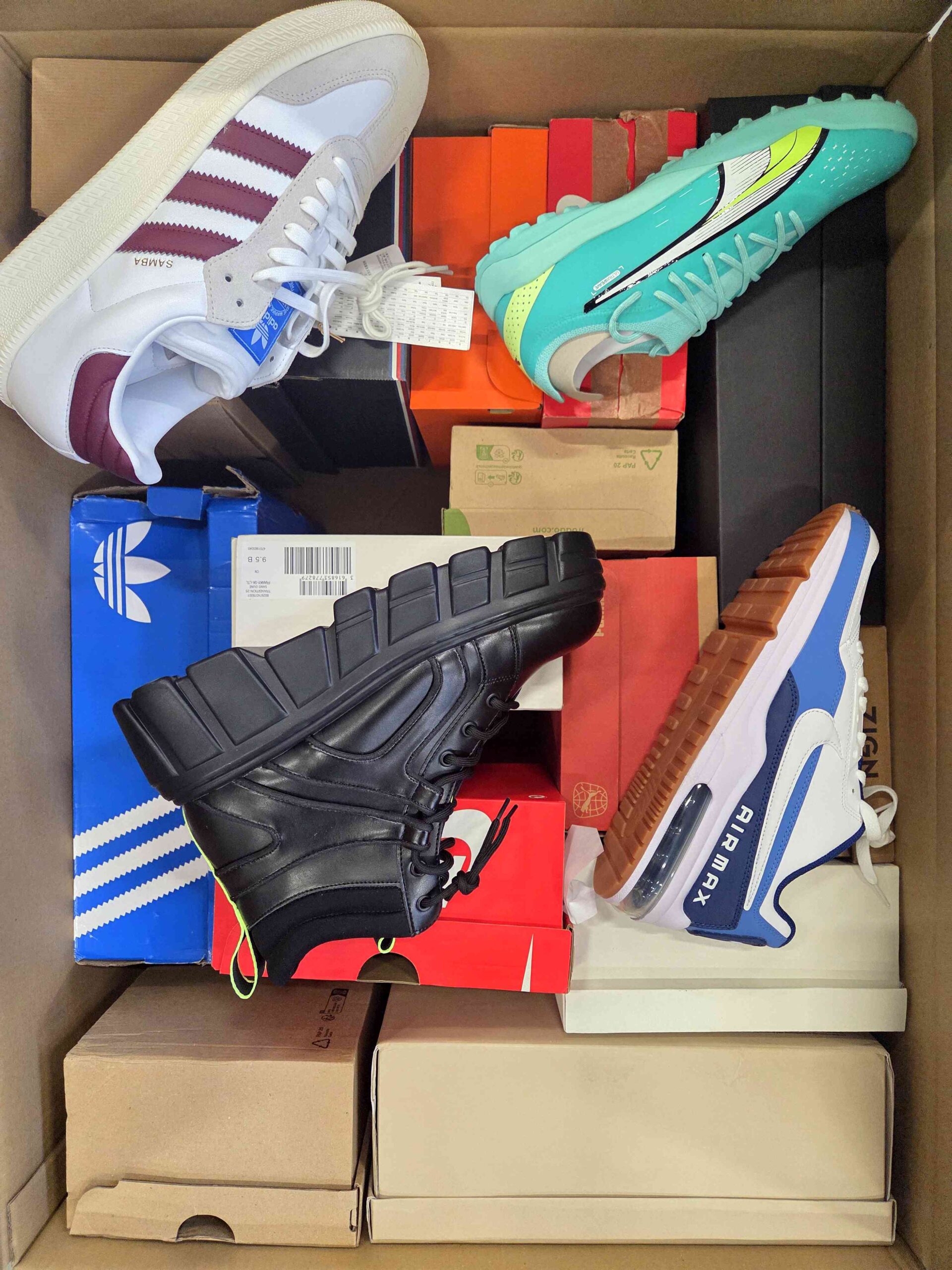 The photo shows a package with footwear in the category BS.