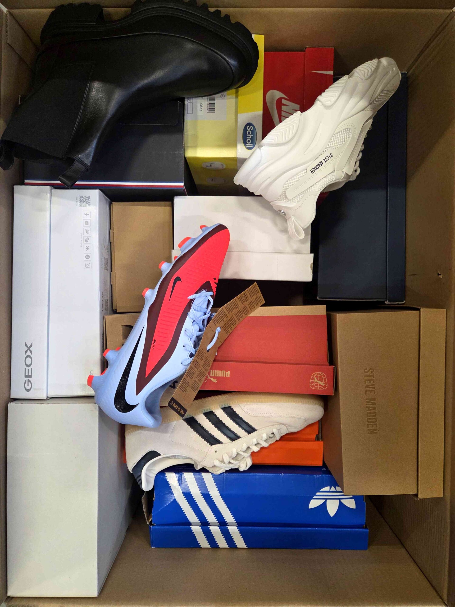 The photo shows a package with footwear in the category BS.