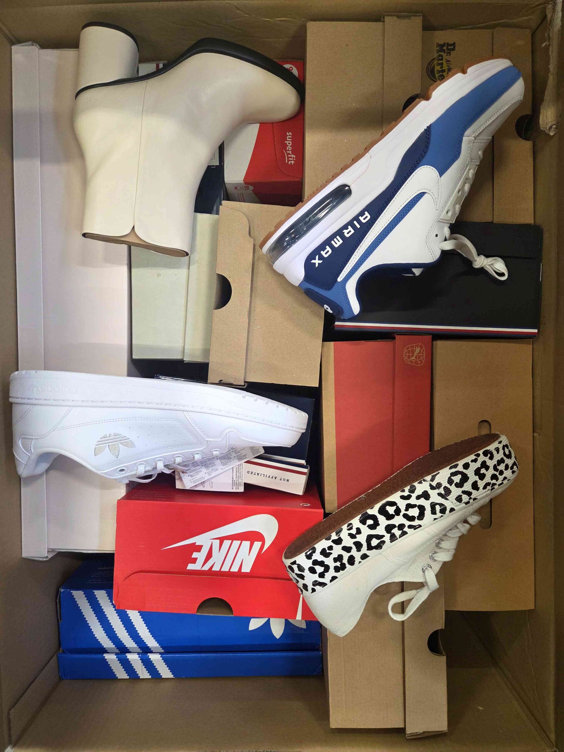 The photo shows a package with footwear in the category BS.