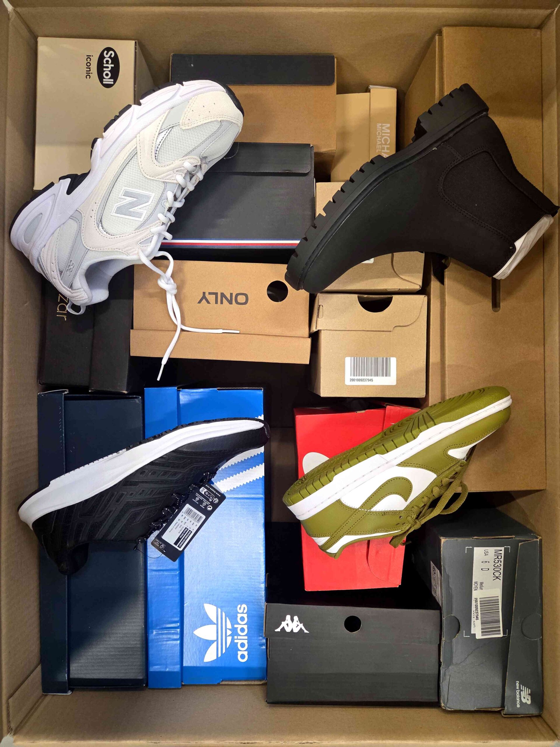 The photo shows a package with footwear in the category BS.