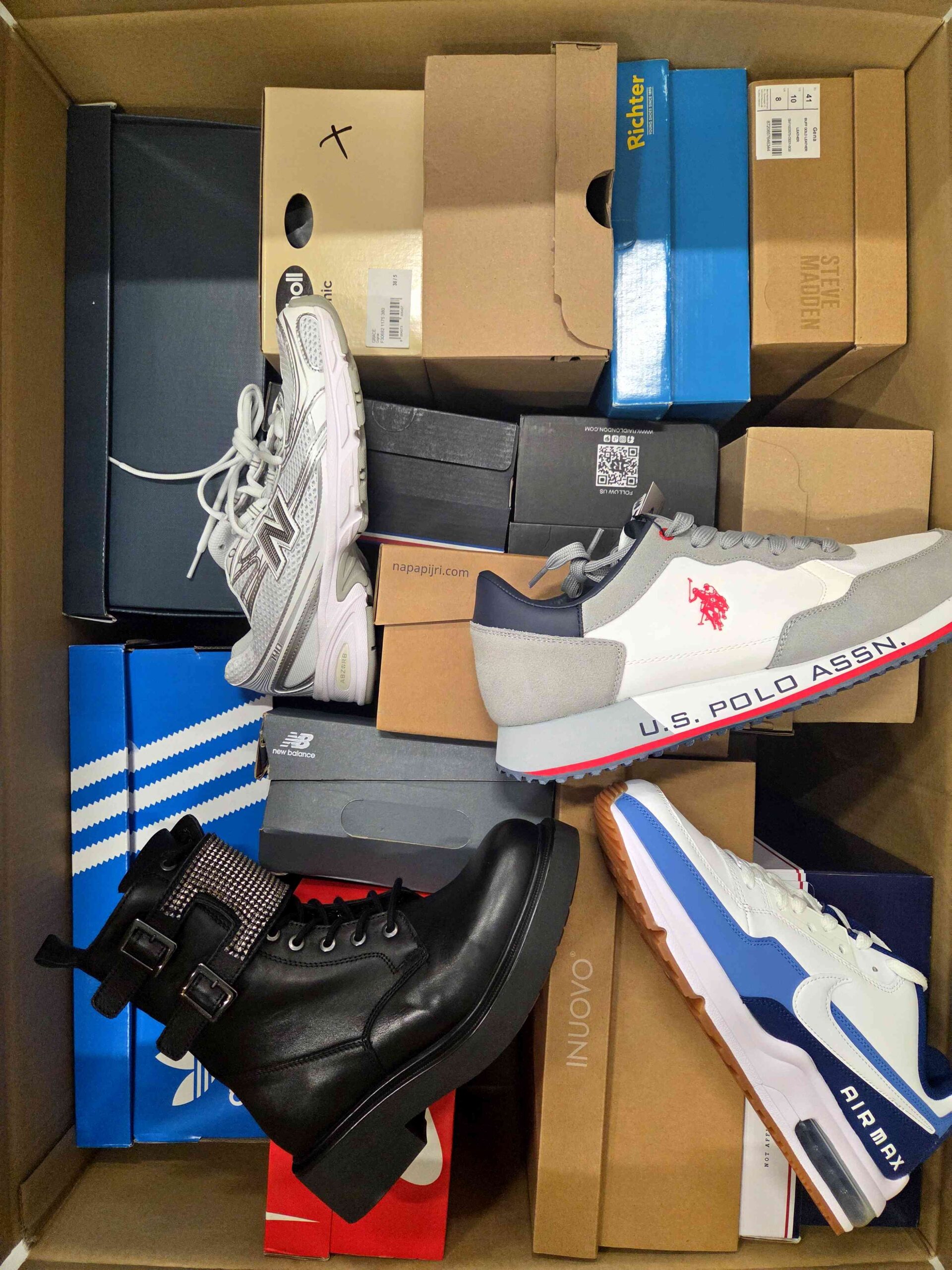 The photo shows a package with footwear in the category BS.