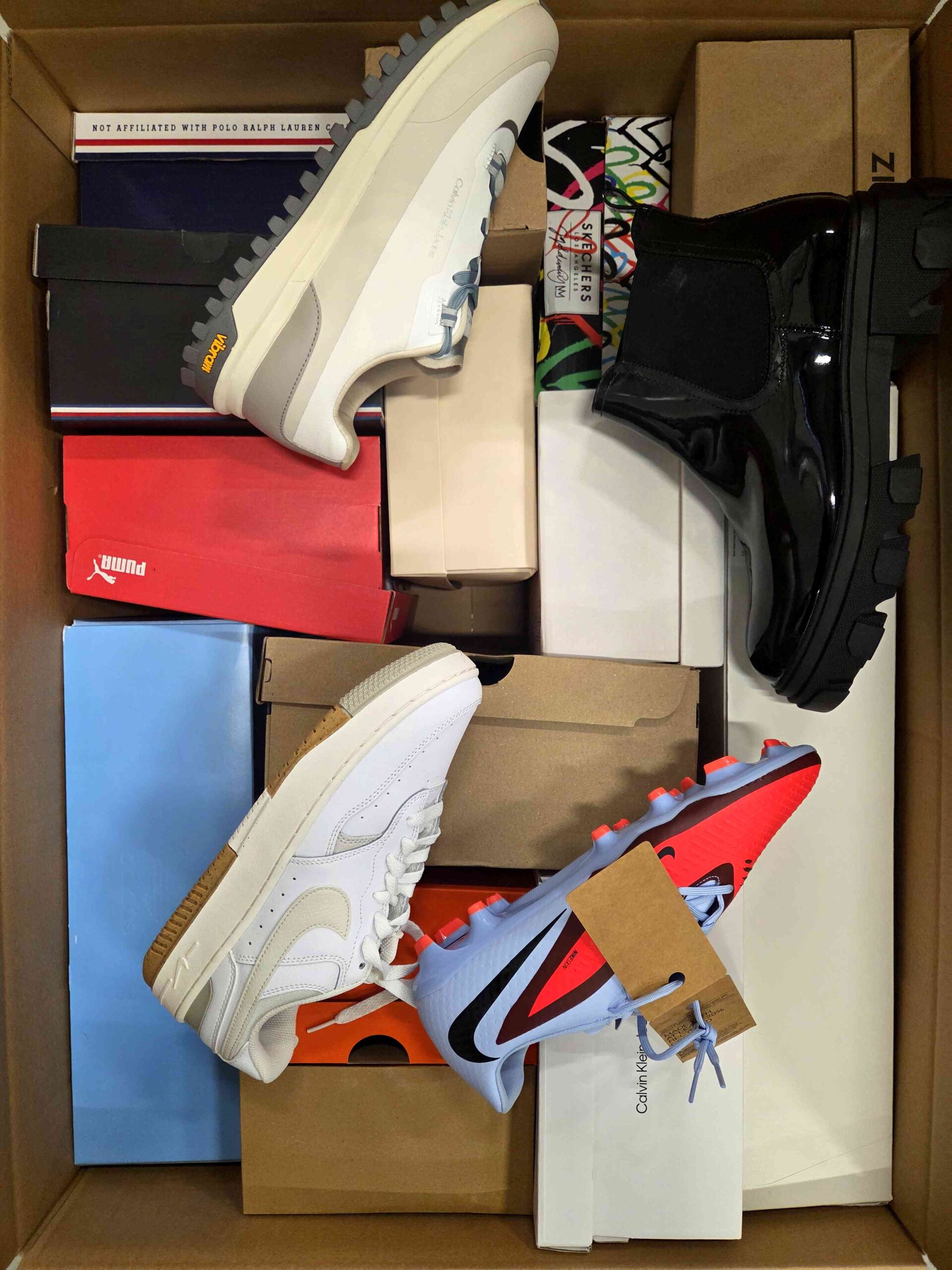 The photo shows a package with footwear in the category BS.