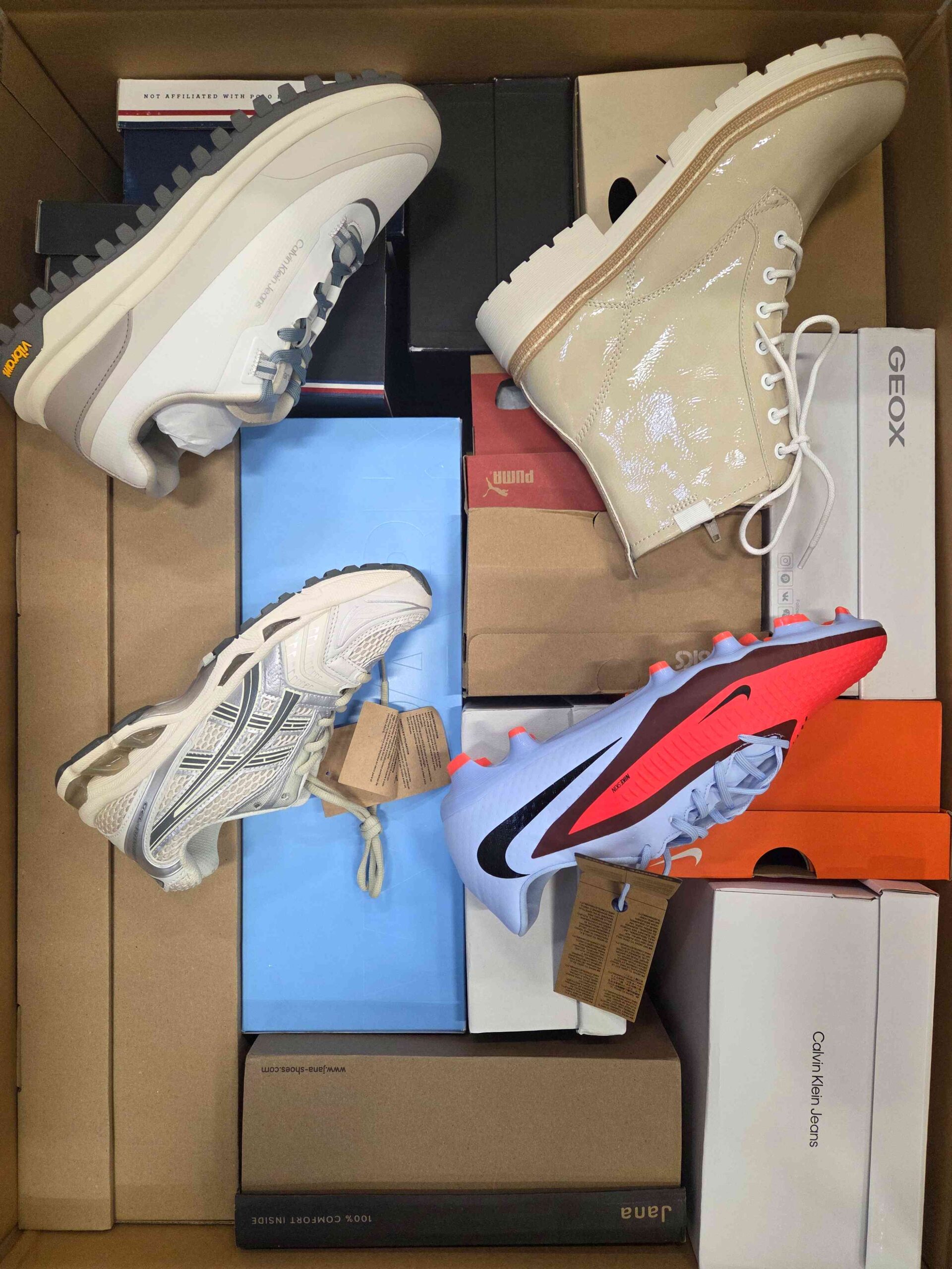 The photo shows a package with footwear in the category BS.