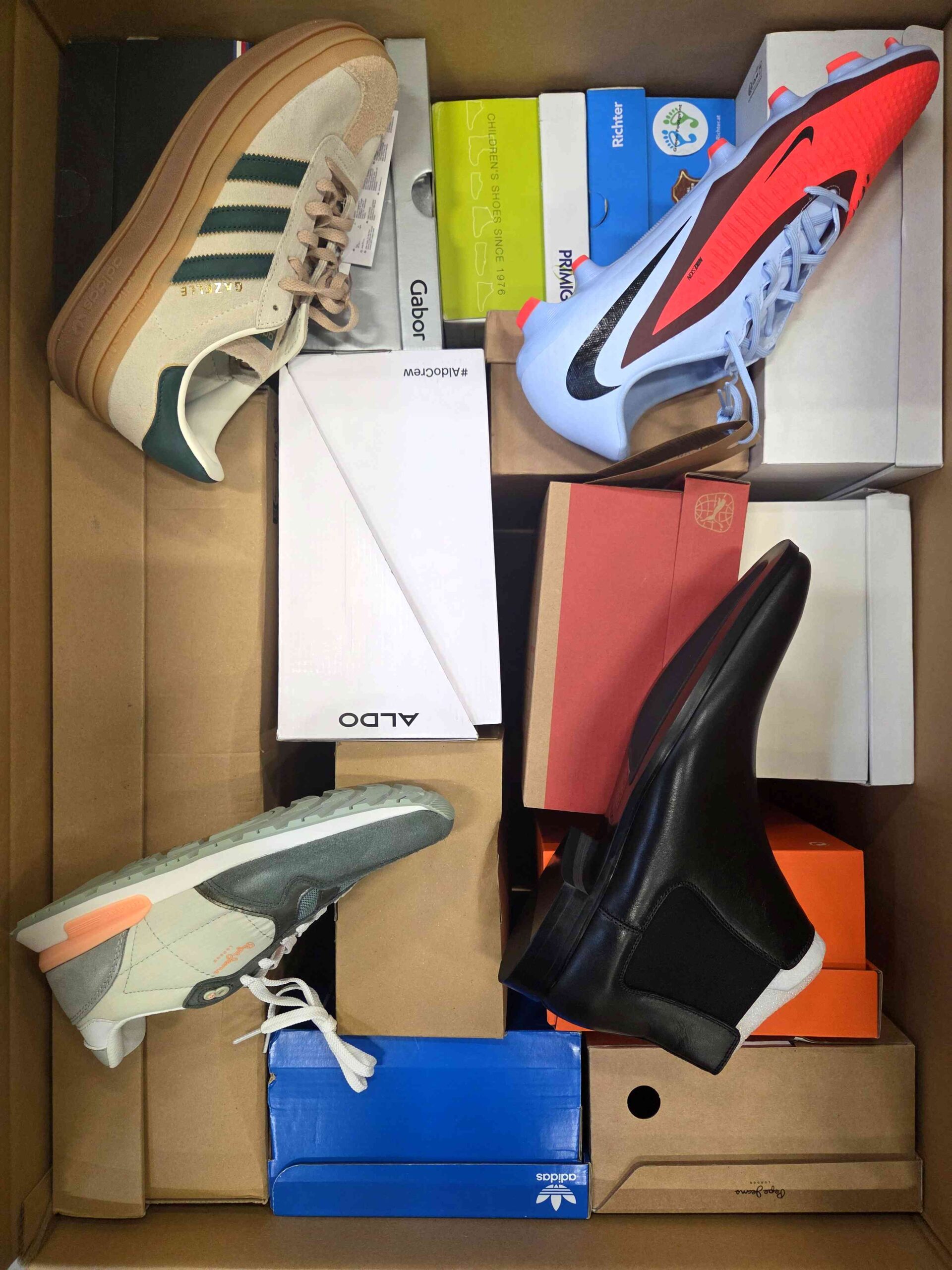 The photo shows a package with footwear in the category BS.