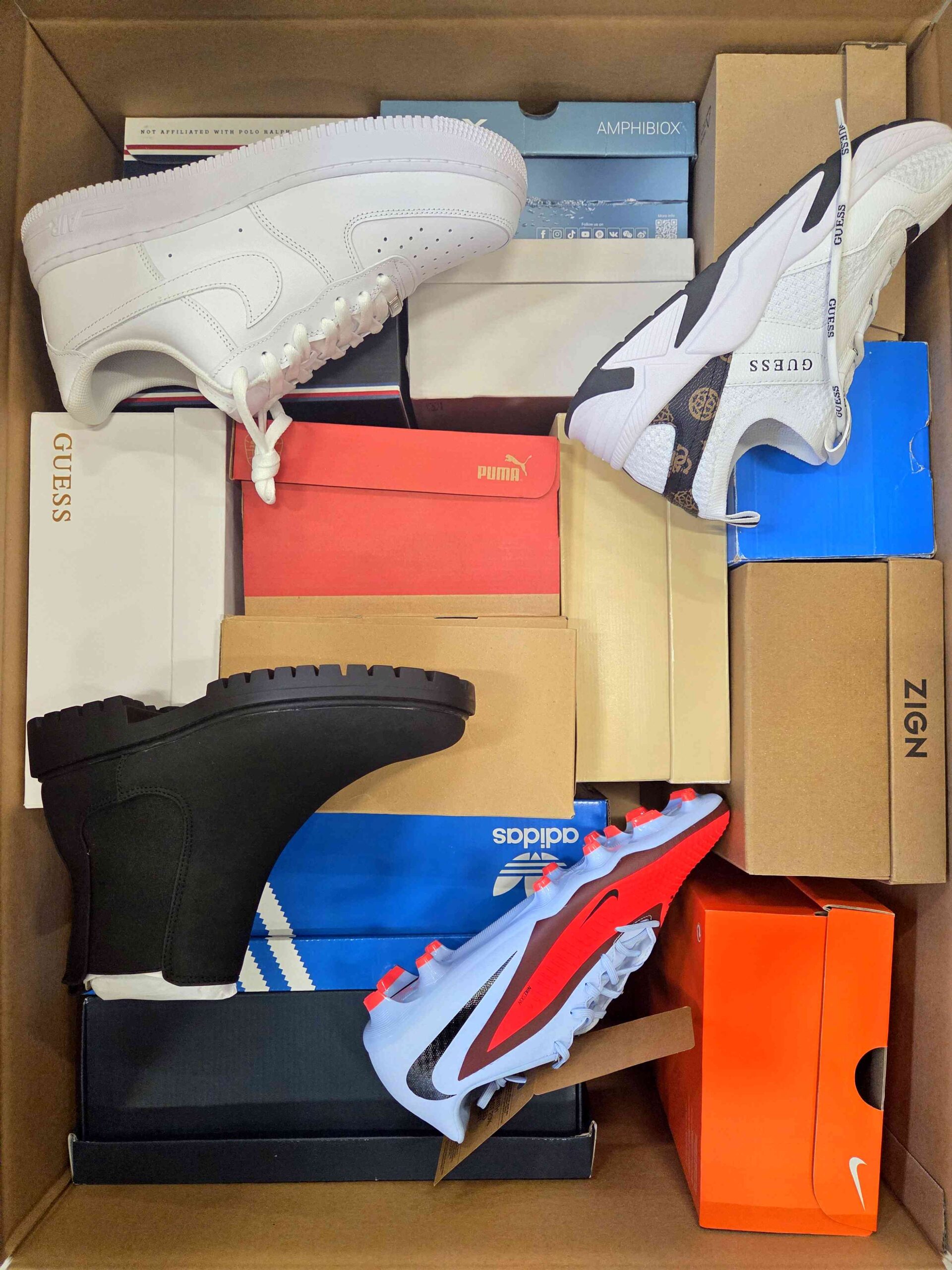 The photo shows a package with footwear in the category BS.