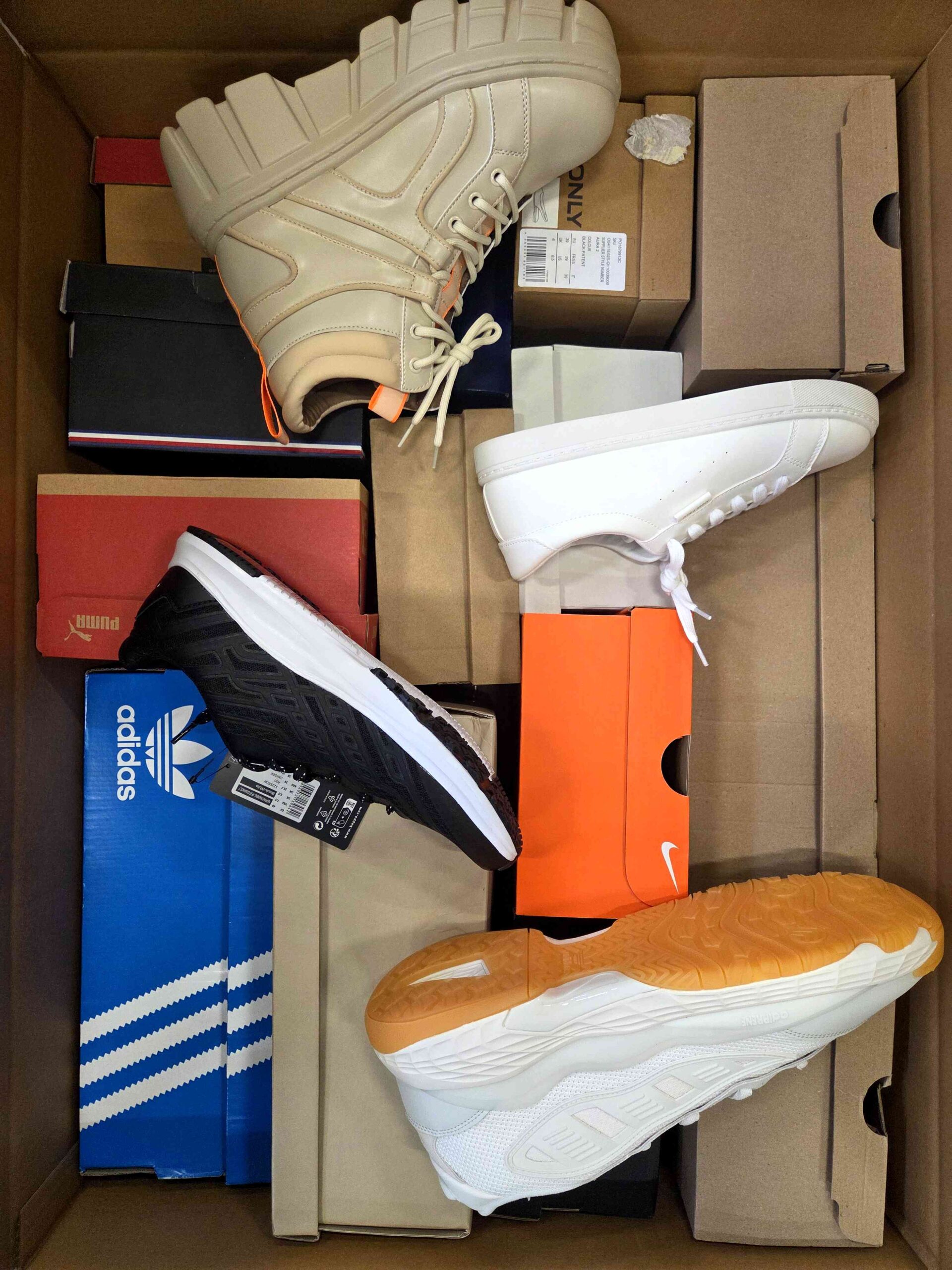 The photo shows a package with footwear in the category BS.