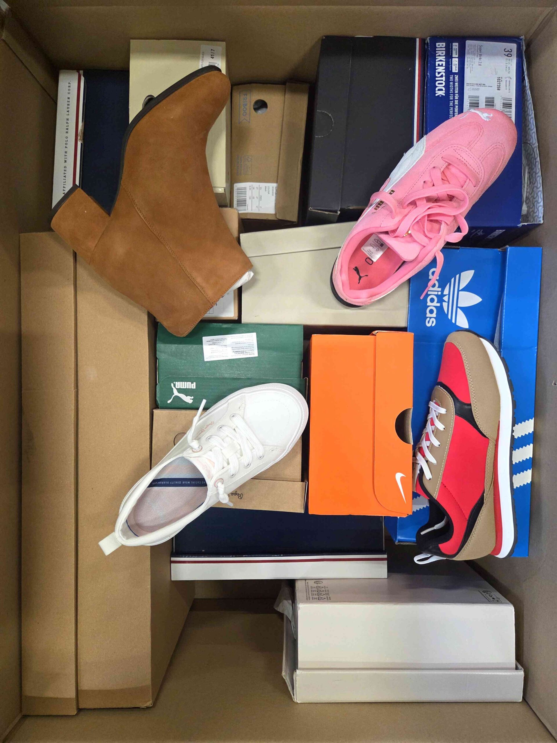 The photo shows a package with footwear in the category BS.