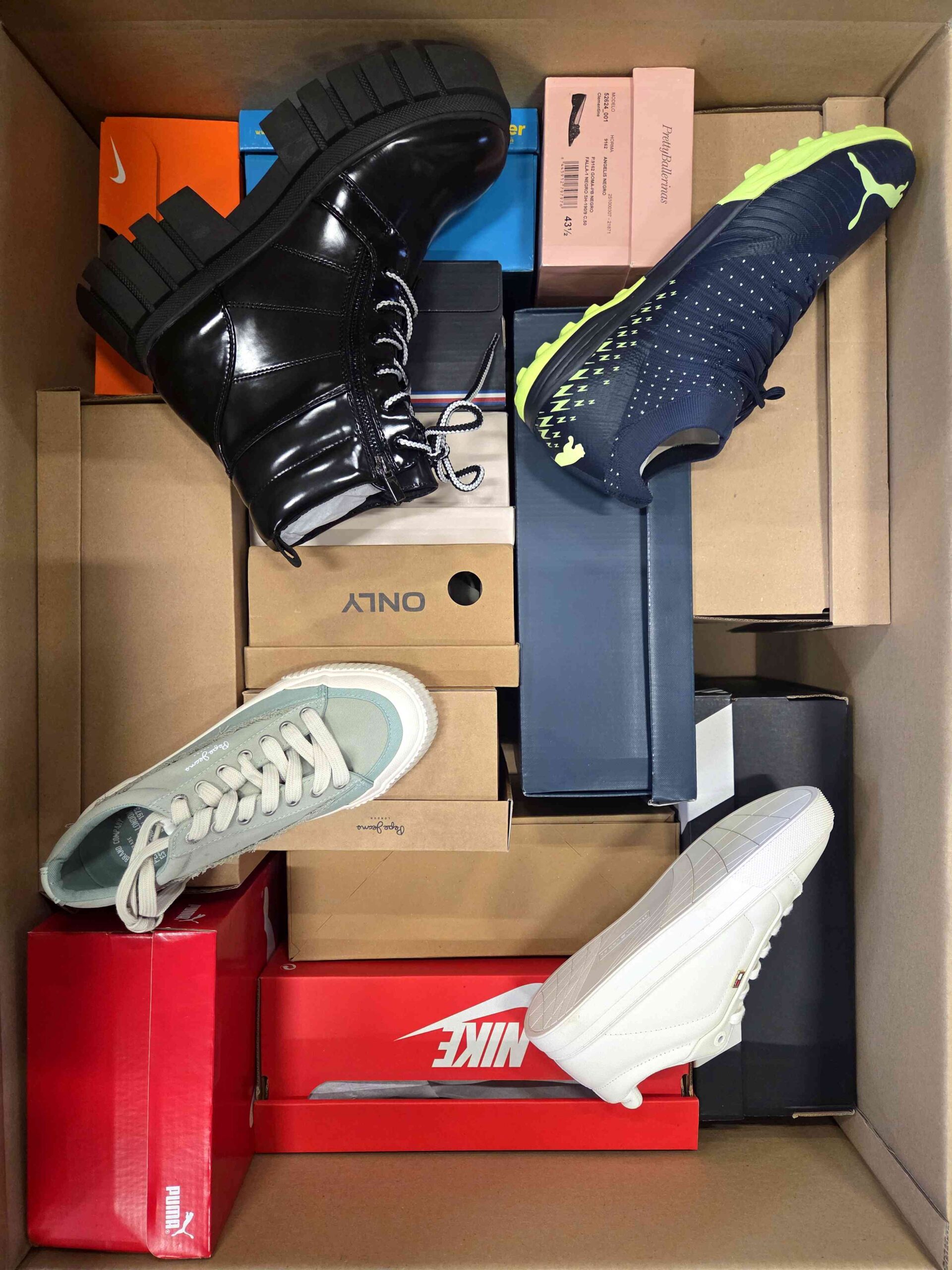 The photo shows a package with footwear in the category BS.