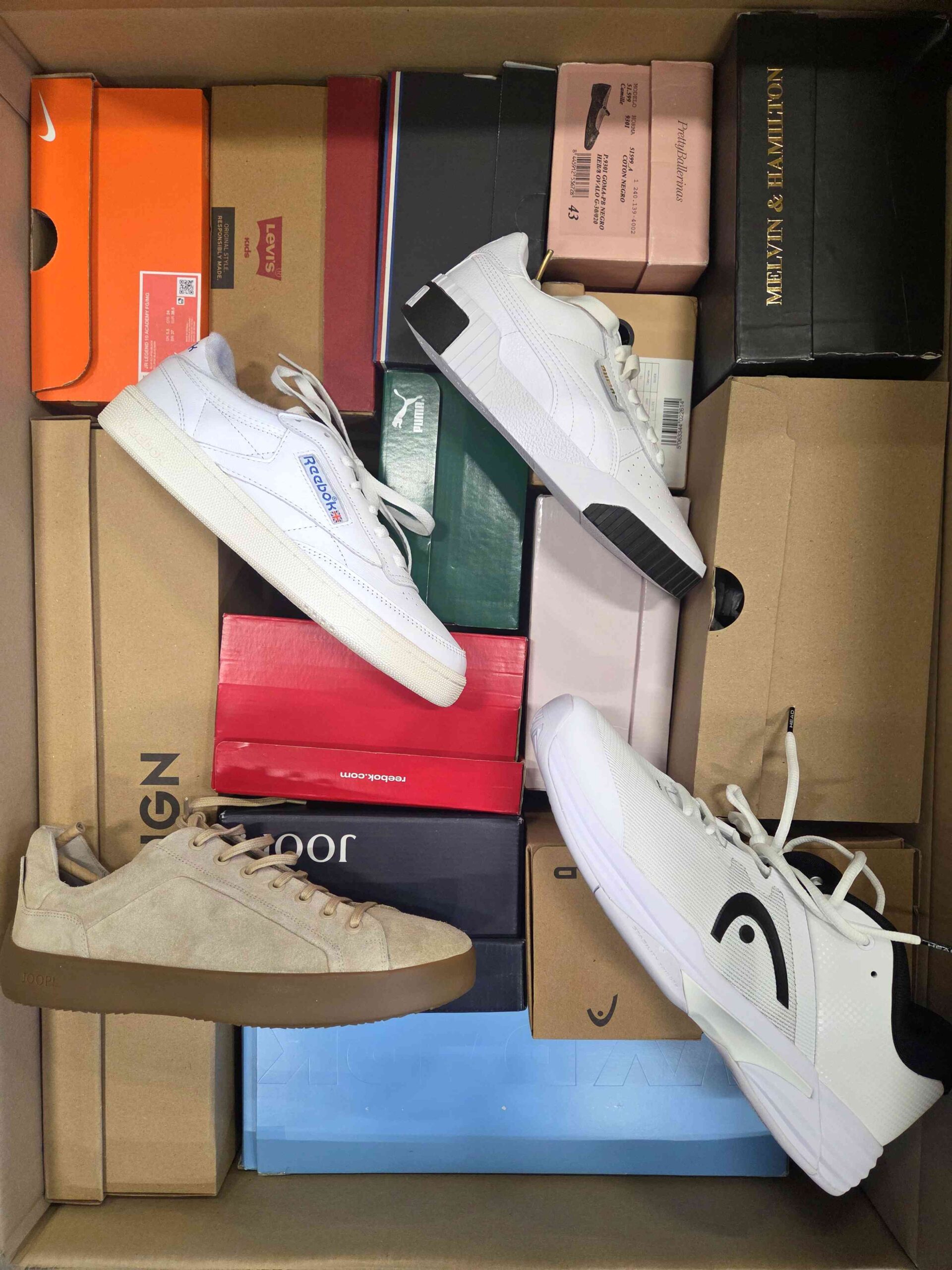 The photo shows a package with footwear in the category BS.