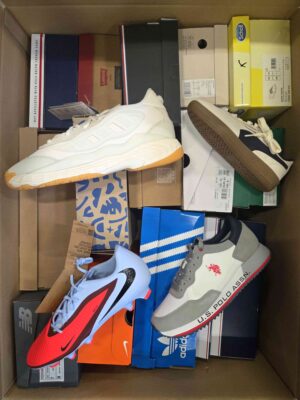 The photo shows a package with footwear in the category BS.