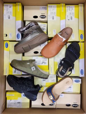 The photo shows a package with footwear in the category SM.