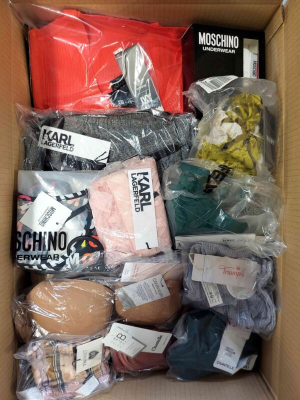 The photo shows a package with clothing in the category AU.