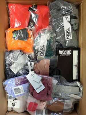 The photo shows a package with clothing in the category AU.