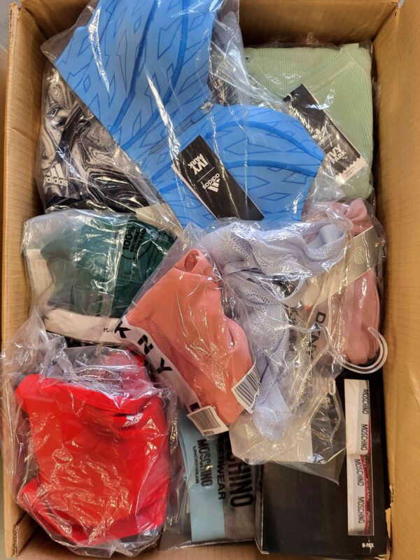 The photo shows a package with clothing in the category AU.