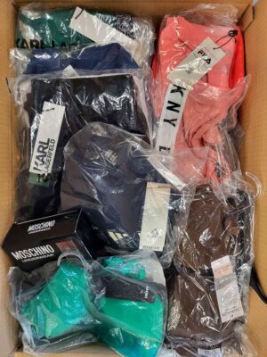 The photo shows a package with clothing in the category AU.