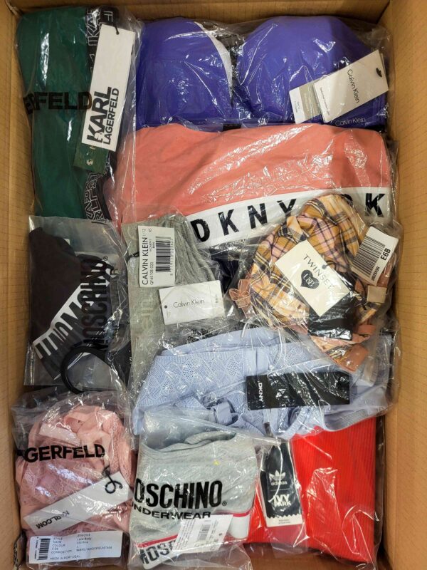 The photo shows a package with clothing in the category AU.