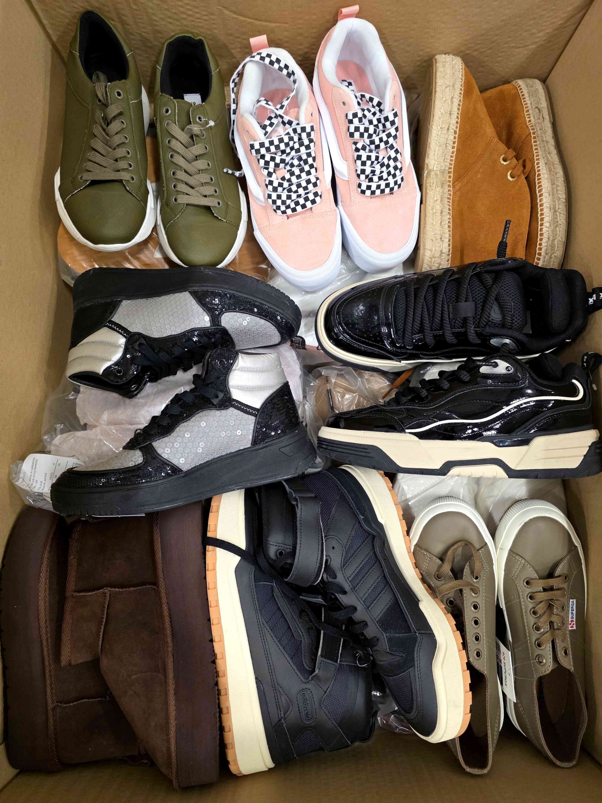 The photo shows a package with footwear in the category BSU.