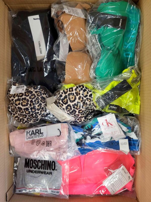 The photo shows a package with clothing in the category AU.