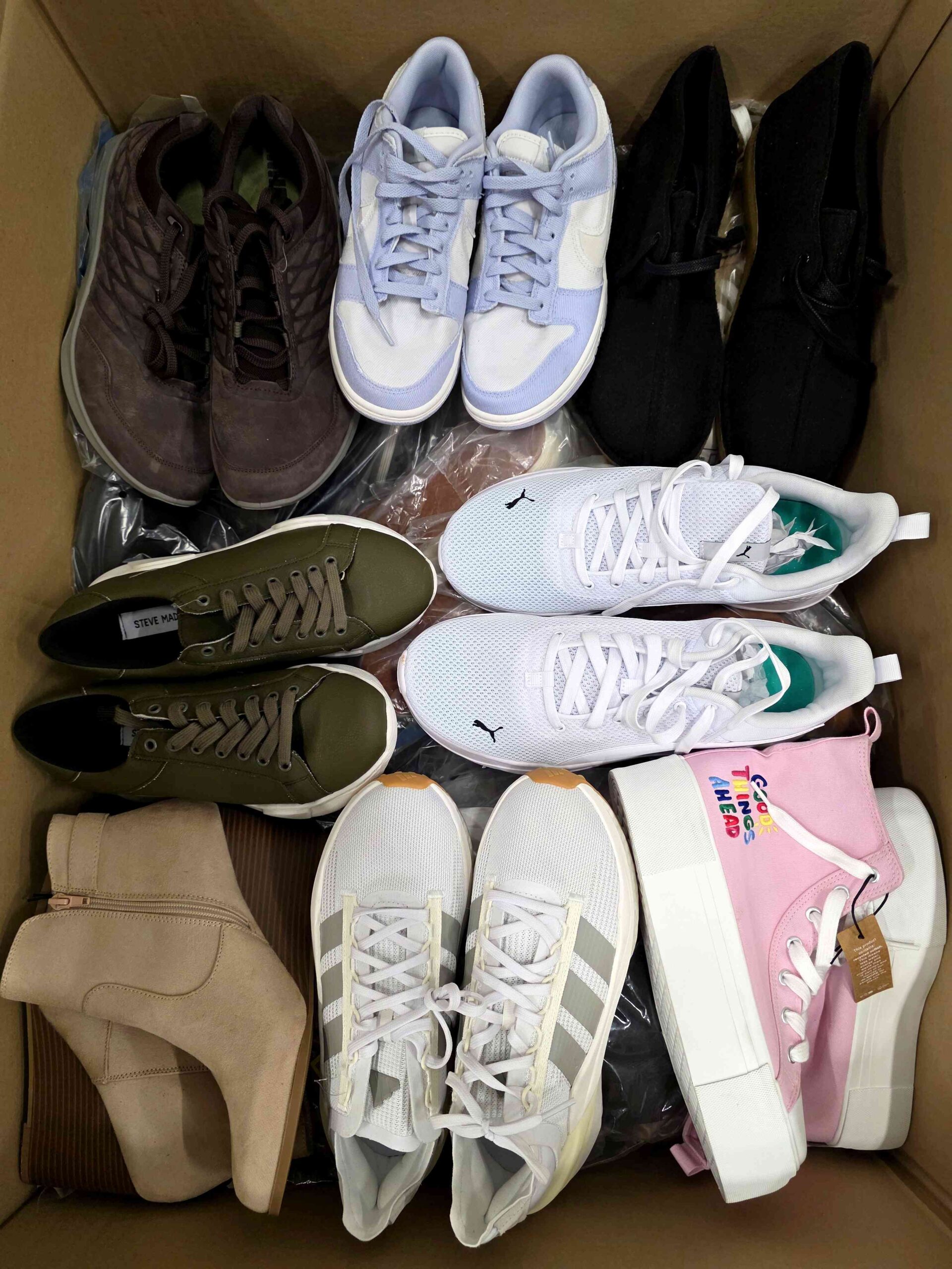The photo shows a package with footwear in the category BSU.
