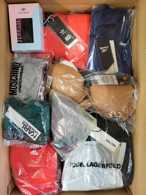 The photo shows a package with clothing in the category AU.