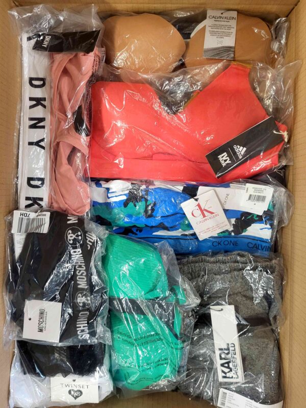 The photo shows a package with clothing in the category AU.