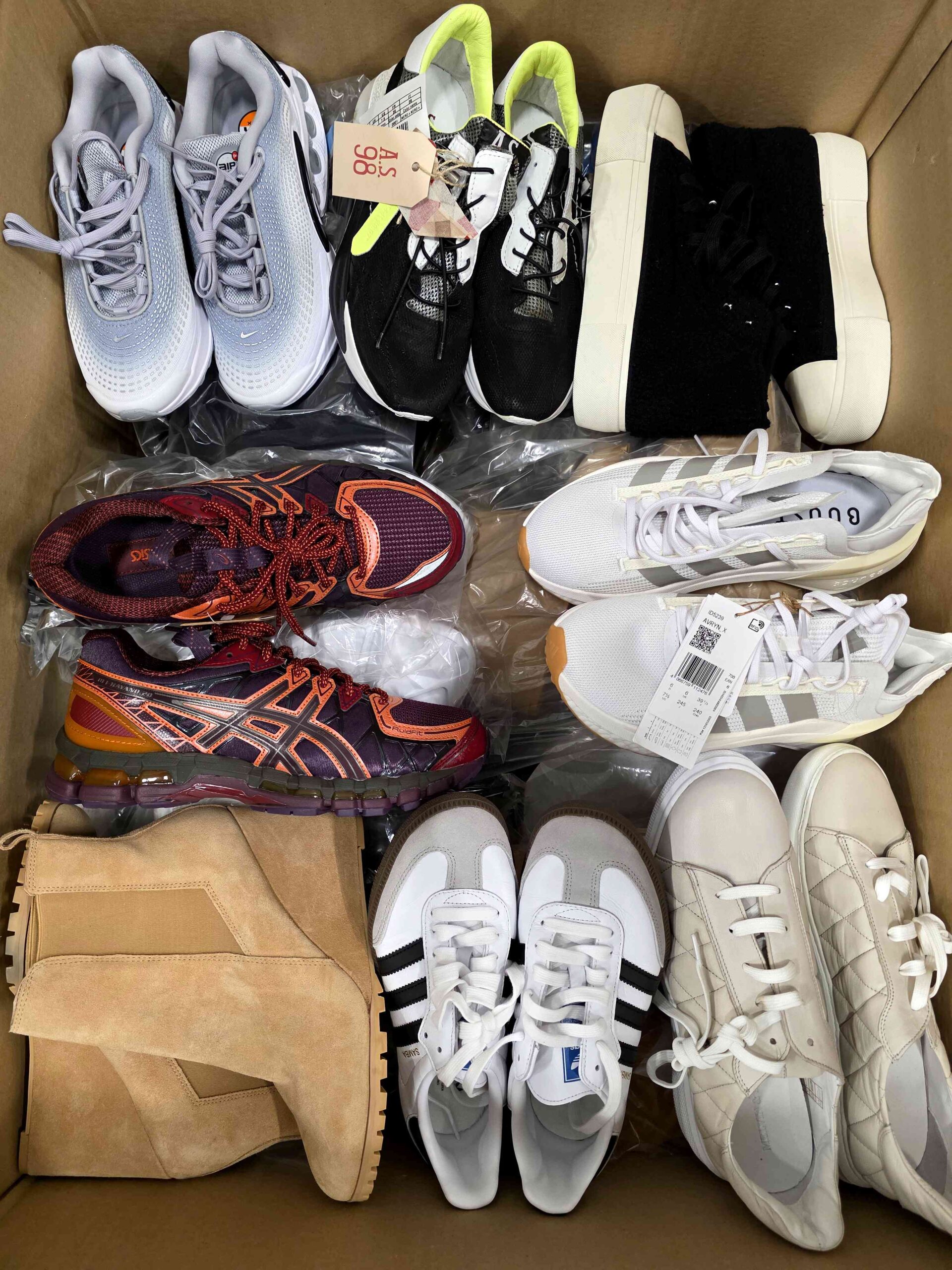 The photo shows a package with footwear in the category BSU.