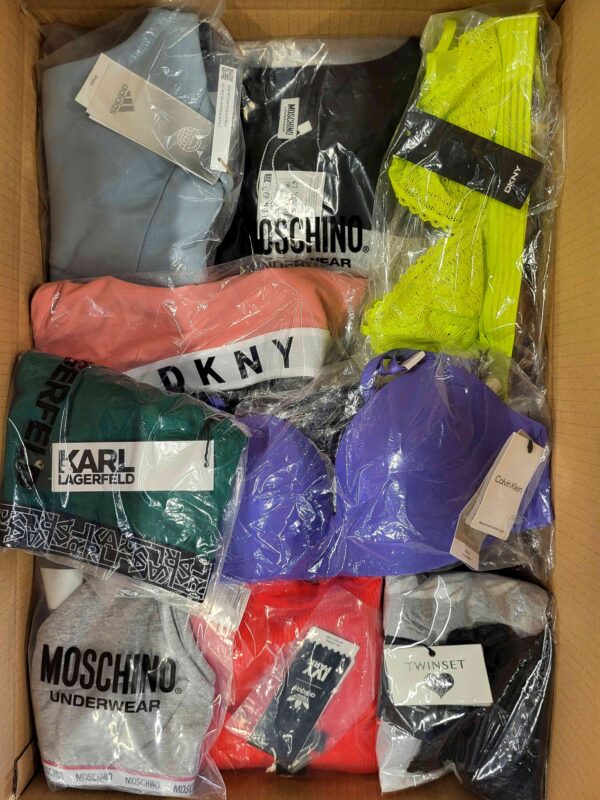 The photo shows a package with clothing in the category AU.