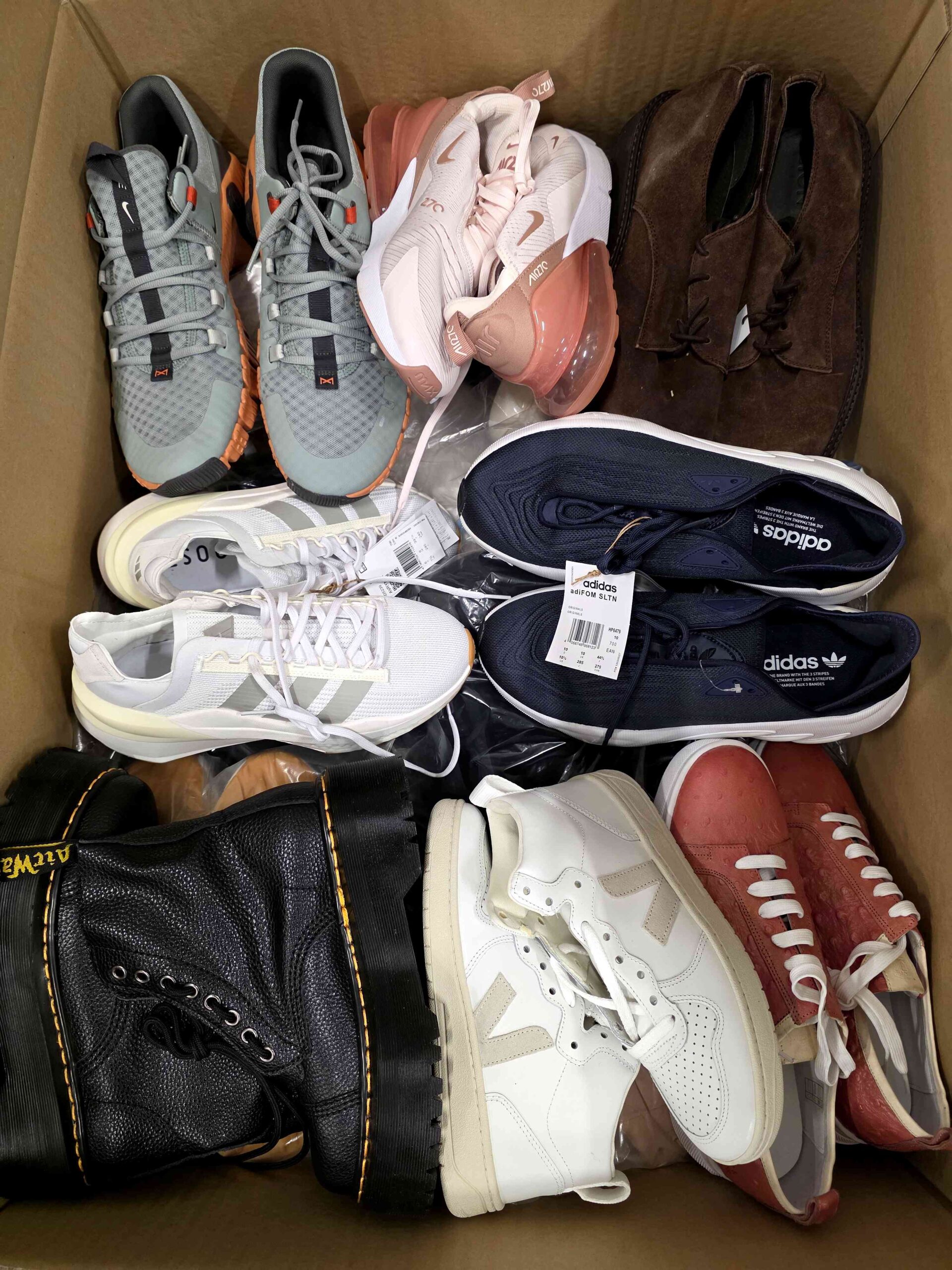 The photo shows a package with footwear in the category BSU.