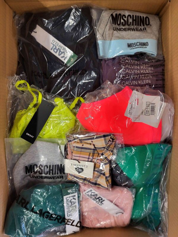 The photo shows a package with clothing in the category AU.