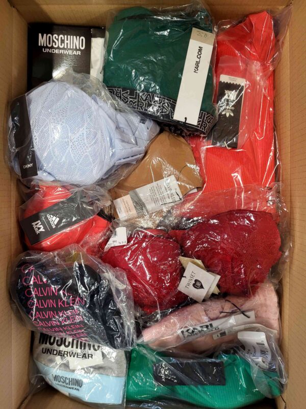 The photo shows a package with clothing in the category AU.
