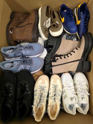 The photo shows a package with footwear in the category BSU.