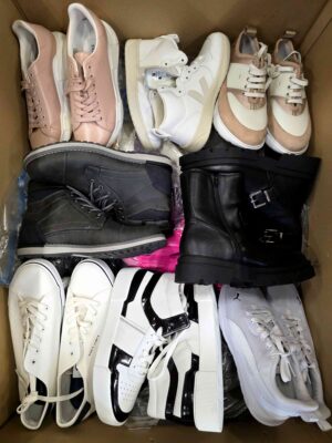 The photo shows a package with footwear in the category BSU.