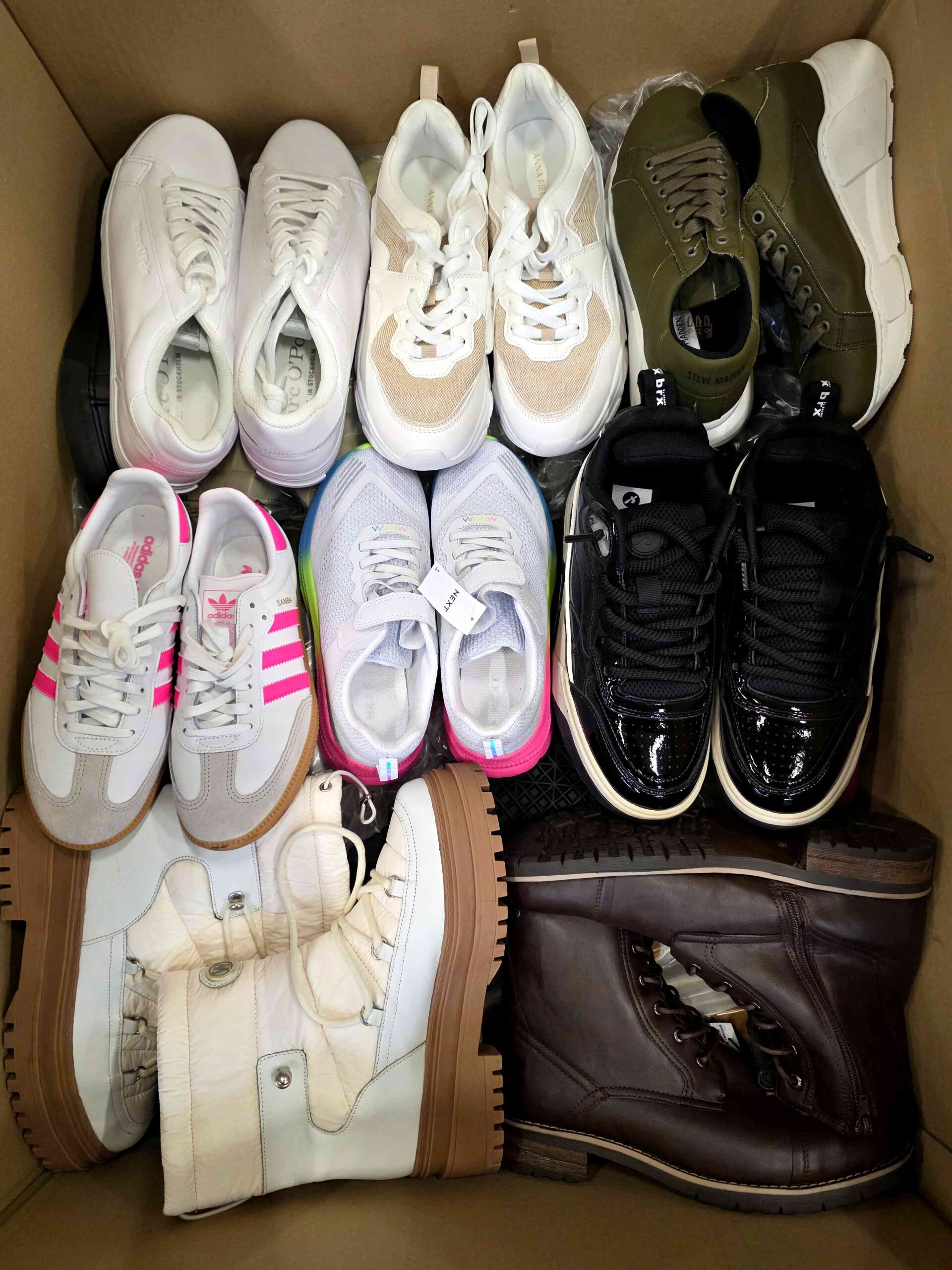 The photo shows a package with footwear in the category BSU.