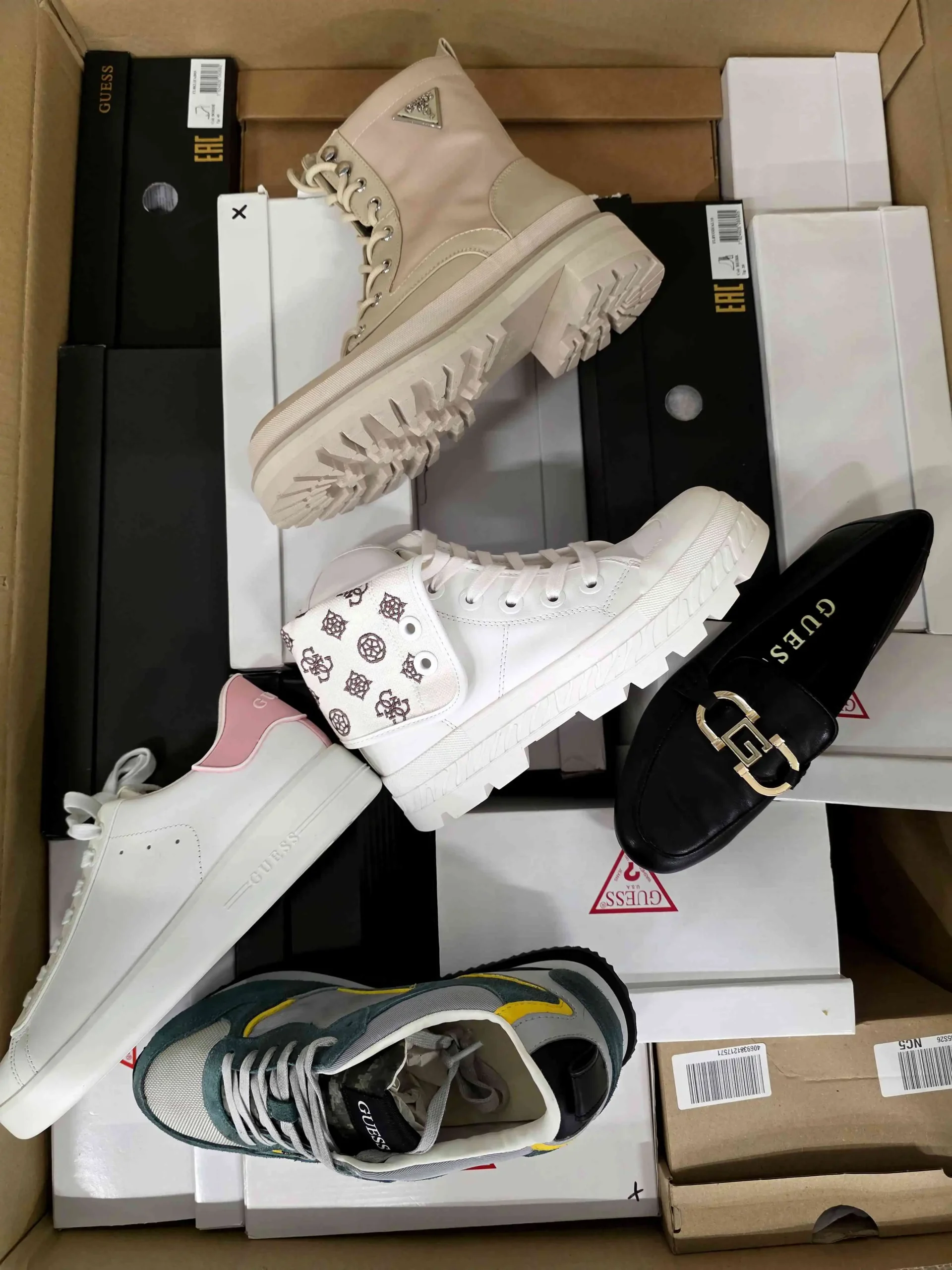 The photo shows a package with footwear in the category BS.