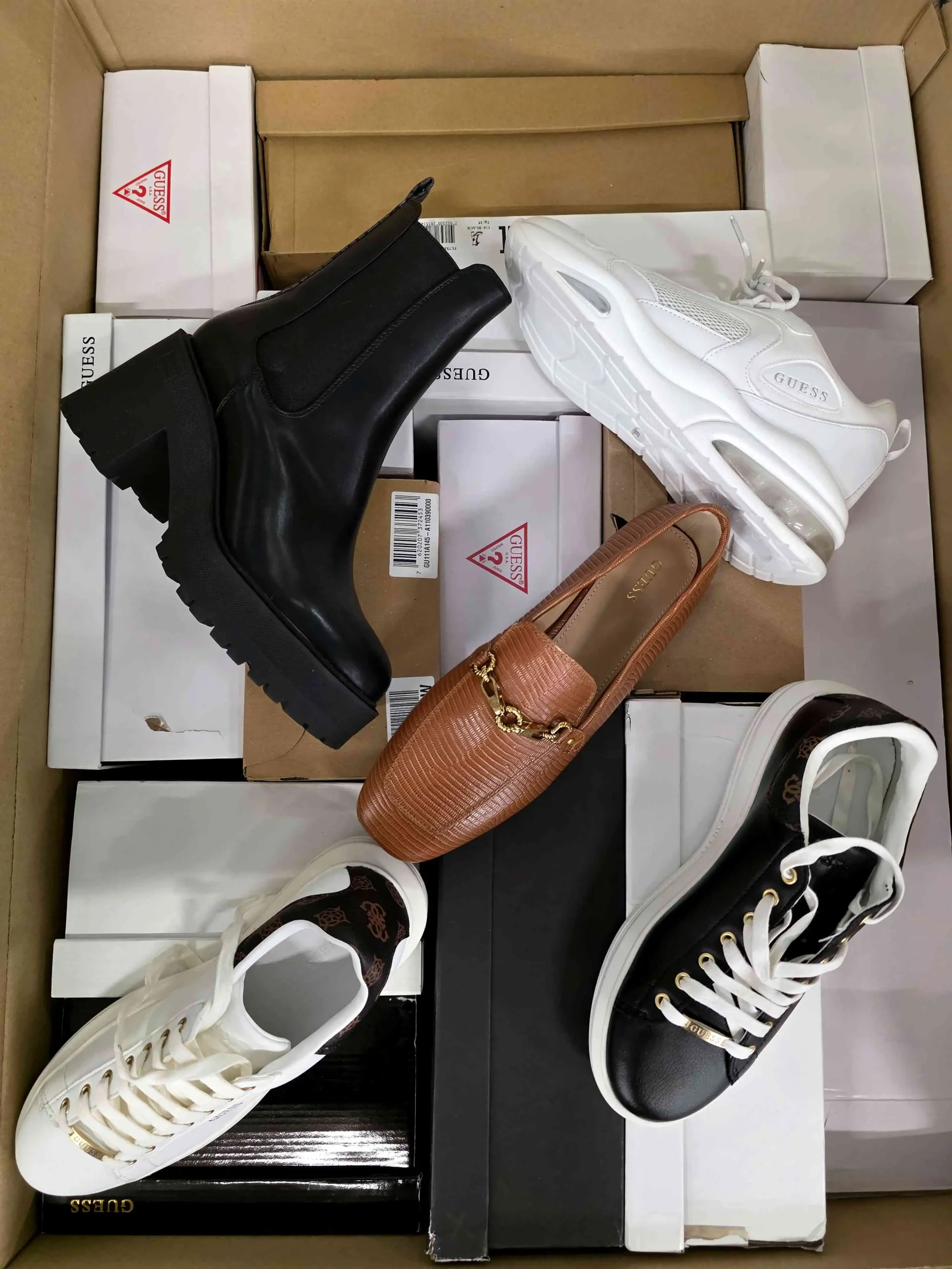 The photo shows a package with footwear in the category BS.