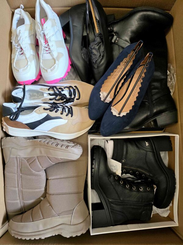 The photo shows a package with clothing in the category BPS.